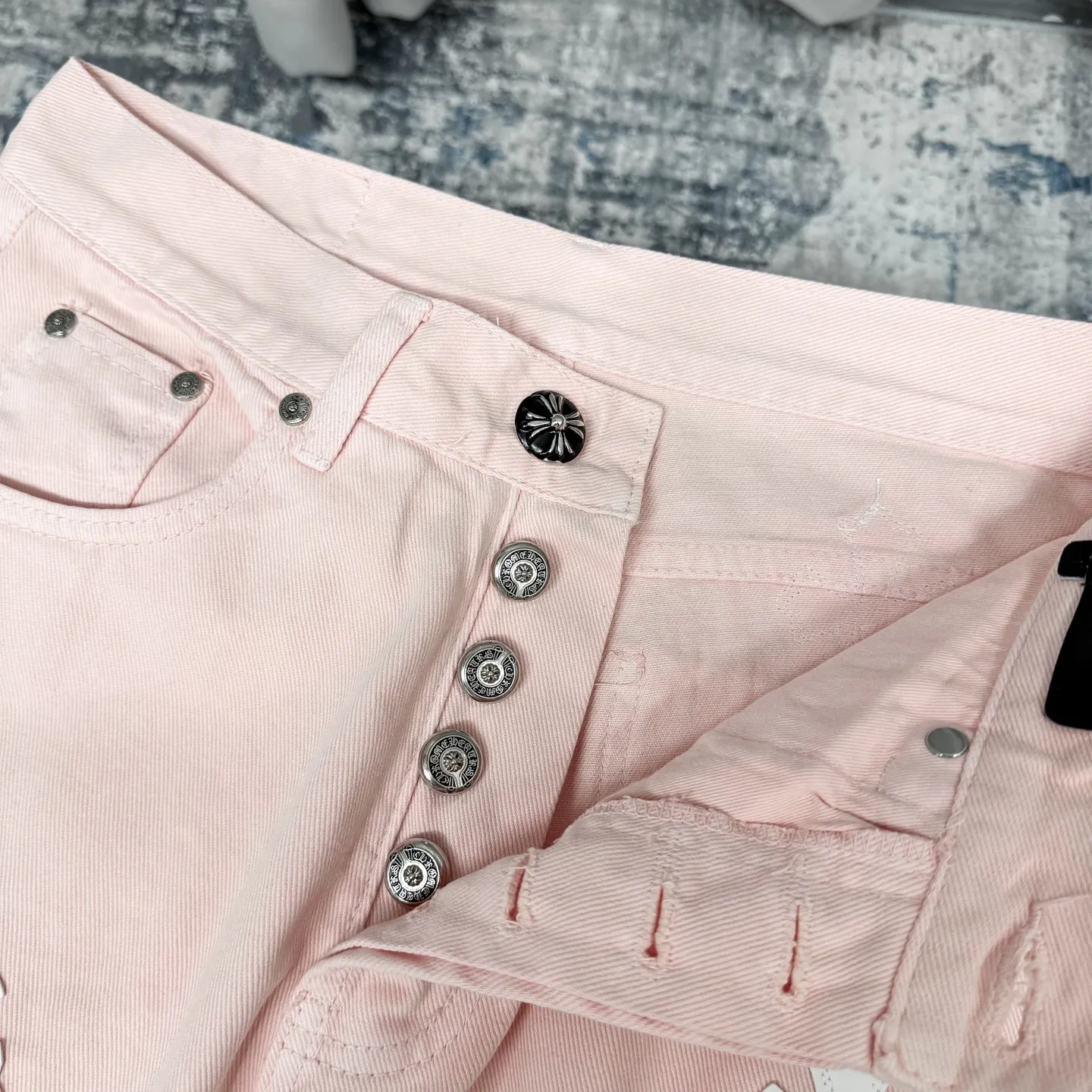 P260 Chrome hearts CH co-branded Drak Miami light pink jeans exude uninhibited personality and unique charm. Every wear and tear is carefully designed to present a unique artistic feel. Made of imported denim fabric, which has undergone heavy industrial washing and destruction treatment, the trousers show a super cool effect on the upper body, allowing you to dominate the fashion stage.  This is more than just a pair of jeans, it is an expression of attitude. With its unique design concept and ultimate pursuit of details, Croxin breaks traditional boundaries and defines the jeans trend in the new era. The trousers are made of double-layer woven fabric with customized hardware. Italian-made special cowhide is printed and cut. Custom-made sheepskin three-layer thick-line leather. The whole body is spliced ​​in heavy water washing. Craftsmen hand-splash ink. You can see the details. Three-dimensional cutting version. Loose and comfortable, not flattering. Makes taller and slimmer. Factory Seiko. Original quality control. Same style for men and women. Can be matched with couples. Versatile recommendation. Must-have jeans for all seasons. Color: light pink. Size: 28-30-32-34.